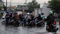 Banjir itu membuat para pengguna jalan harus berhati-hati saat melintas.