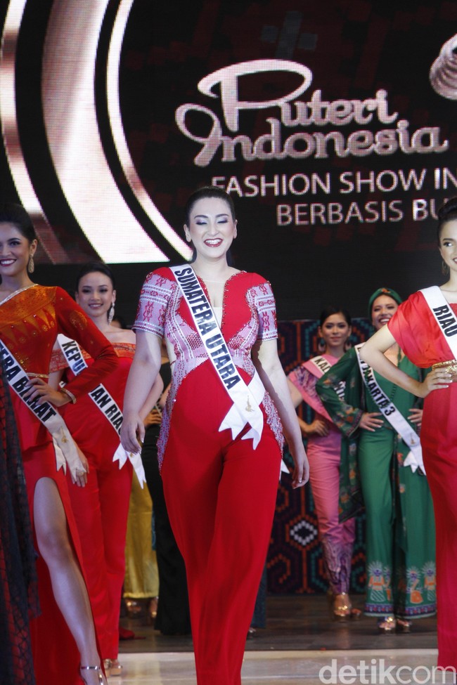Paduan dua material berbeda seperti busana yang dipakai finalis asal Sumatera Utara, Anoushka Bhuller membingkai siluet tubuhnya dengan cantik. Foto: Mohammad Abduh/Wolipop