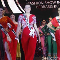 Paduan dua material berbeda seperti busana yang dipakai finalis asal Sumatera Utara, Anoushka Bhuller membingkai siluet tubuhnya dengan cantik. Foto: Mohammad Abduh/Wolipop
