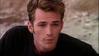 Luke Perry dikenal lewat perannya sebagai Dylan McKay. Foto: (imdb.)