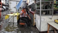 Para PKL di sekitar lokasi pun tetap berjualan.