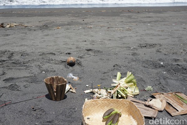 Tempat ini juga menjadi lokasi upacara adat Melasti yang dilakukan umat Hindu menjelang Hari Raya Nyepi (Aditya Mardiastuti/detikTravel) Tempat ini juga menjadi lokasi upacara adat Melasti yang dilakukan umat Hindu menjelang Hari Raya Nyepi (Aditya Mardiastuti/detikTravel)