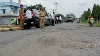 Presiden Jokowi menurunkan Direktur Preservasi Jalan Direktorat Jenderal Bina, Marga Atianto bersama Kepala Balai Besar Pelaksana Jalan Nasional V, Ki Agus Syaiful Anwar langsung meninjau lokasi Jalan Batumarta-Baturaja yang rusak parah.
