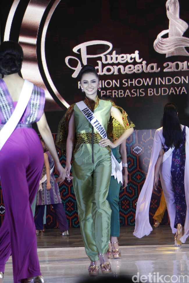Perwakilan Jawa Timur, Bella Putri terlihat chic dengan jumpsuit aksen cape dari tenun. Foto: Mohammad Abduh/Wolipop