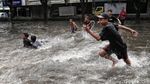 Serunya Anak-anak Bermain di Genangan Banjir ITC Mangga Dua