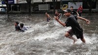Banjir tersebut terjadi sejak Subuh tadi akibat curah hujan yang tinggi sehingg air sungai meluap ke ruko itu.