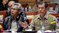 Kepala BNPB Doni Monardo nampak serius mendengarkan pemaparan anggota Komisi VIII DPR RI.