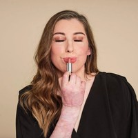 Kerjasama Catrin dengan Avon membuatnya menjadi model kecantikan pertama dengan luka bakar untuk brand berbasis di London, Inggris tersebut. Avon pun menjadi brand kecantikan ternama yang bekerjasama dengan Changing Faces, badan amal yang melawan stigma tentang perbedaan fisik pada seseorang. Foto: Dok. Avon