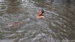 Serunya Anak-anak Bermain di Genangan Banjir ITC Mangga Dua