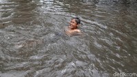 Serasa di kolam renang pribadi kali ya?