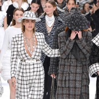 Model Cara Delevingne yang memimpin barisan para model tampak berusaha menenangkan rekannya yang menangis. Mereka muncul dalam balutan busana berwarna kelam, seolah masih berkabung atas kepergian Karl. Foto: Getty Images