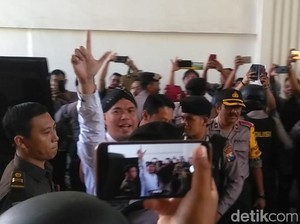 Dhani Promosi Konser Hadapi dengan Senyuman Jelang Sidang