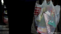 Namun, masih ada sejumlah persoalan yang mengikuti penerapan kebijakan plastik berbayar ini. Biaya Rp 200 untuk setiap kantong plastik dianggap terlalu murah sehingga tak sedikit warga yang tak menghiraukan kebijakan plastik berbayar itu.