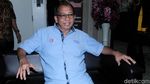 Pose Salam Dua Jari Alex Asmasoebrata Saat Diperiksa Polisi