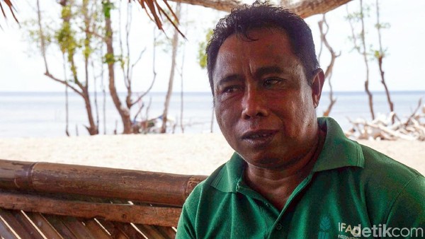 Philipus Marselamat, warga lokal yang menjaga dan mengelola pantai ini. Kata dia, dulu ini kawasan pemukiman tapi kena abrasi (Wahyu/detikTravel) Philipus Marselamat, warga lokal yang menjaga dan mengelola pantai ini. Kata dia, dulu ini kawasan pemukiman tapi kena abrasi (Wahyu/detikTravel)