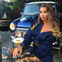 Wanita asal Essex, Inggris itu mencuri perhatian karena pekerjaannya sebagai PNS di kementrian pendidikan. Zara dinilai punya kesempurnaan yang didambakan kaum pria yakni, cantik, seksi dan juga pintar.  Foto: Instagram (@zara_mcdermott)