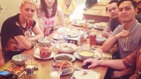 Ini bukti kalau DJ cantik ini suka berkumpul dengan teman dan makan enak.  Foto: Instagram@djvernyhasan