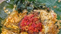 Penggemar ikan bisa cicip ikan kakap goreng bertabur sambal lado. Jangan lupa juga rendang jengkolnya. Foto: Instagram seleramakan