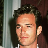 Karakter Dylan yang penyendiri, sering bermasalah tapi juga perhatian dan solider terhadap teman dimainkan sangat baik oleh Luke Perry sehingga ia menjadi idola dan sosoknya melegenda. Foto: Getty Images