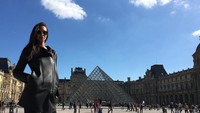 Lais pernah juga berkunjung ke Museum Louvre di Paris. (laisribeiro/Instagram)