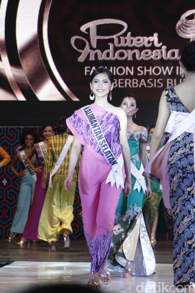 Perwakilan Kalimantan Selatan, Fatmathalia Ranti terlihat manis dengan jumpsuit pink aksen ungu. Foto: Mohammad Abduh/Wolipop