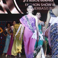 Perwakilan Kalimantan Selatan, Fatmathalia Ranti terlihat manis dengan jumpsuit pink aksen ungu. Foto: Mohammad Abduh/Wolipop