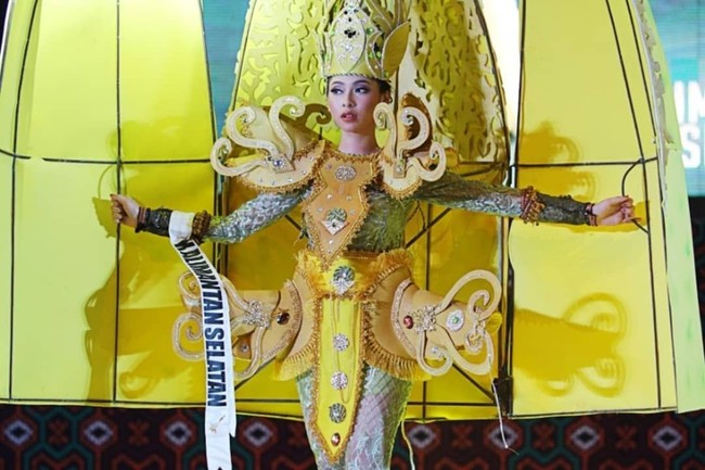 Wakil Kalimantan Selatan, Fatmathalia Ranti, muncul dengan kostum berbentuk sangkar yang dapat dibuka-tutup. Unik! Foto: Instagram/@officialputeriindonesia