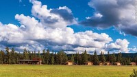 Resor Paws Up di Greenough, Montana, dilihat dari luar. Banyak aktivitas keluarga yang bisa dilakukan di sini, mulai dari berkuda hingga main ski. Istimewa/cnn.com.