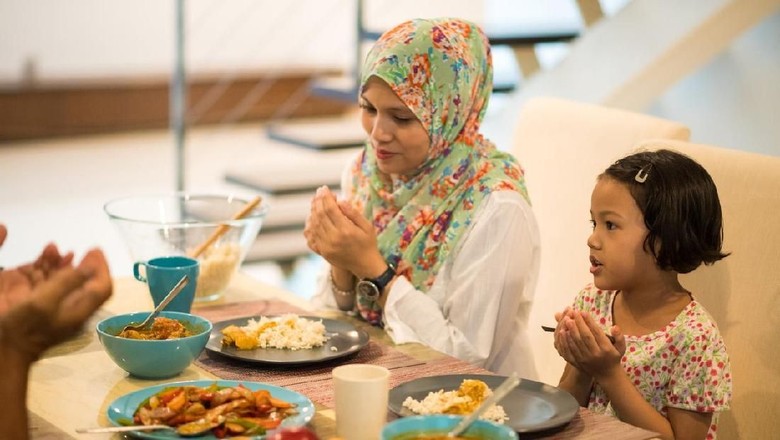 Manfaat mengajari anak bersyukur/ Foto: iStock Manfaat mengajari anak bersyukur/ Foto: iStock