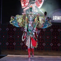 Jesica Martasari dari Jawa Barat tampil dengan kostum berkepala naga di kedua sisi. Ia berjalan sambil memegang dua kujang bernuansa emas, yang merupakan senjata khas dari provinsi tersebut.  Foto: Instagram/@officialputeriindonesia