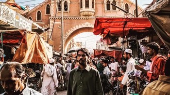 Hyderabad, Pakistan. Populasi: 2,9 juta. Kepadatan: 106.800/mi². Foto: via Brainberries