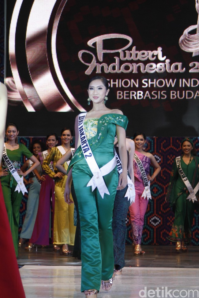 Jumpsuit yang terkesan kasual dikemas glamor dengan bahan satin yang berhias payet dari DKI Jakarta 2, Agatha Aurelia.  Foto: Mohammad Abduh/Wolipop