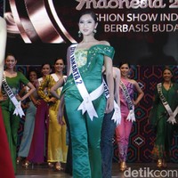 Jumpsuit yang terkesan kasual dikemas glamor dengan bahan satin yang berhias payet dari DKI Jakarta 2, Agatha Aurelia.  Foto: Mohammad Abduh/Wolipop