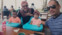 Kalau ini foto Raja dan Ratu saat masih kecil. Meski begitu, Raja dan Ratu tetap eksis dan menikmati waktu mereka saat makan di sebuah restoran, dengan pemandangan yang indah. Foto: Instagram @syh55