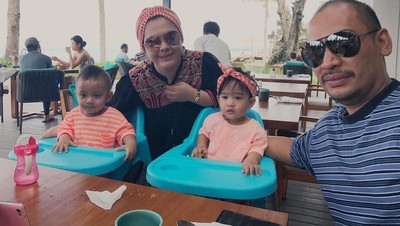 Gemas! Gaya Raja dan Ratu, Keponakan Syahrini Saat Makan Nasi Kuning