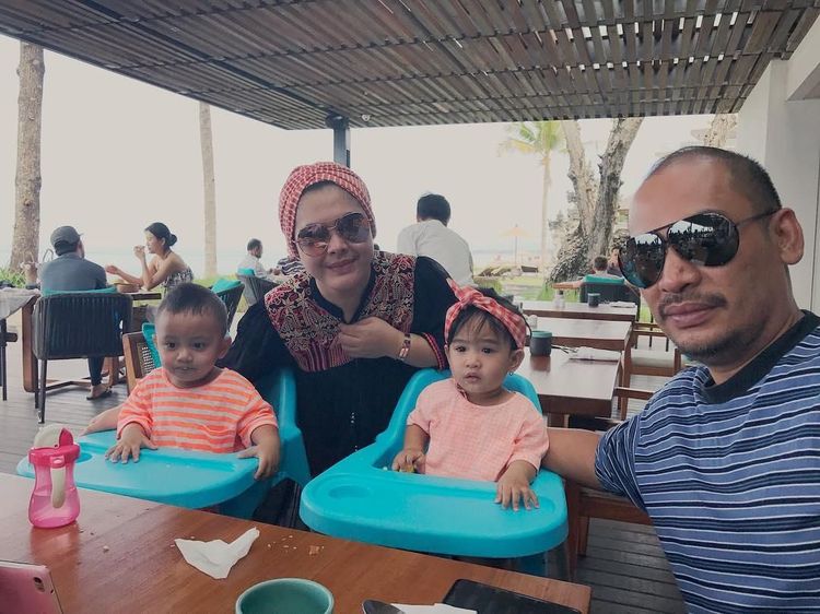 Gemas! Gaya Raja dan Ratu, Keponakan Syahrini Saat Makan Nasi Kuning
