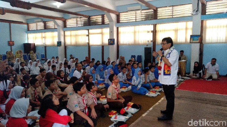 Ketika Direktur PLN Datang ke SMP Tempat Ia Dulu Menimba Ilmu Ketika Direktur PLN Datang ke SMP Tempat Ia Dulu Menimba Ilmu