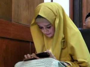 Potret Mulan di Ruang Sidang, Asyik Main HP Hingga Bersandar
