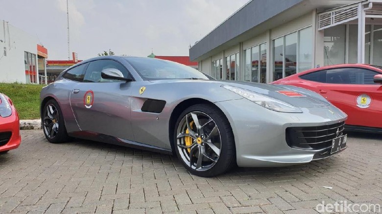 Ferrari GTC4Lusso T di Tol Trans Jawa Ferrari GTC4Lusso T di Tol Trans Jawa