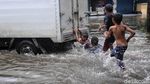 Serunya Anak-anak Bermain di Genangan Banjir ITC Mangga Dua