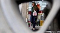 Pengusaha tergabung dalam Asosiasi Pengusaha Ritel Indonesia (Aprindo) mulai menerapkan kantong plastik berbayar sejak tanggal 1 Maret 2019 lalu. Di sejumlah toko swalayan di Jakarta kebijakan itu telah diinfokan dan diterapkan kepada para pembeli, Selasa (5/3/2019).