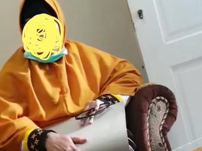 Emak-emak Sebut Jokowi akan Hapus Pelajaran Agama Berbaju Logo PKS Emak-emak Sebut Jokowi akan Hapus Pelajaran Agama Berbaju Logo PKS