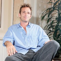 Sosok bad boy dan pria cuek tapi bikin hati luluh akan terus melekat pada dirinya. Selamat jalan, Luke Perry. Foto: Getty Images