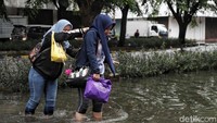 Sejumlah karyawan tetap bekerja di kawasan ruko.