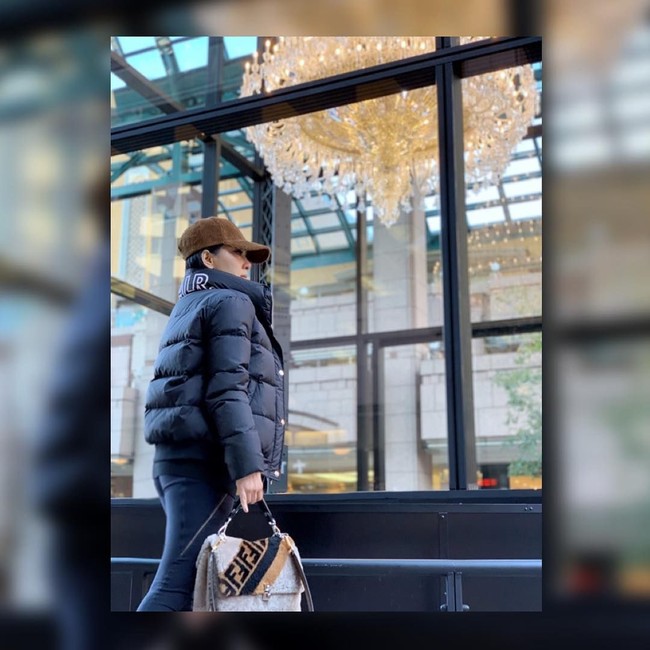 Bergaya memakai topi dan jaket tebal, Syahrini tampak menenteng tas Multicolor Shearling Medium Forever Fendi yang harganya mencapai Rp 51 juta. Tas tersebut juga dilengkapi strap kulit Fendi seharga Rp 10 jutaan. Foto: Dok. Instagram @princessyahrini