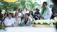 Mikha Tambayong dan sang ayah saat ditemui di acara pemakaman Deva Tambayong di TPU Menteng Pulo, Jakarta Selatan pada Selasa (5/3). Pool/Palevi S/detikFoto.