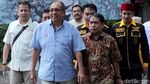 Pose Salam Dua Jari Alex Asmasoebrata Saat Diperiksa Polisi