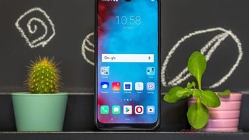 Harga Realme 3 versi RAM 3 GB dan ROM 32 GB di kisaran Rp 1.799.000. Ia memakai prosesor Helio P70. Layarnya 6,2 inch dengan resolusi 720 x 1520 pixel. Kamera utama 13 MP dan kamera kedua berukuran 2 MP serta kamera depan 13 MP. Ia dilengkapi sidik jari dan pemindai wajah. Baterainya 4.230 mAh. Foto: Mobile Indian