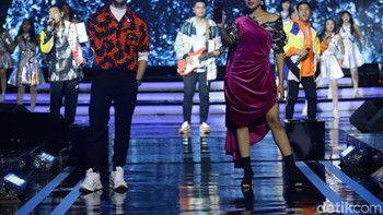 Dua ambasador Vivo, Afgan dan Maudy Ayunda, tampil membawa ponsel V15. Foto: Grandyos Zafna/detikINET