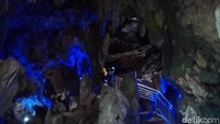 Di dalam gua, dilengkapi lampu kecil berwarna biru, hijau, merah, dan lainnya (Akrom Hazami/detikTravel) 